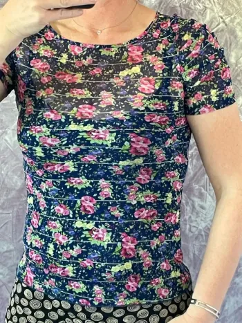 Superbe t-shirt type mousseline marine et fleuri