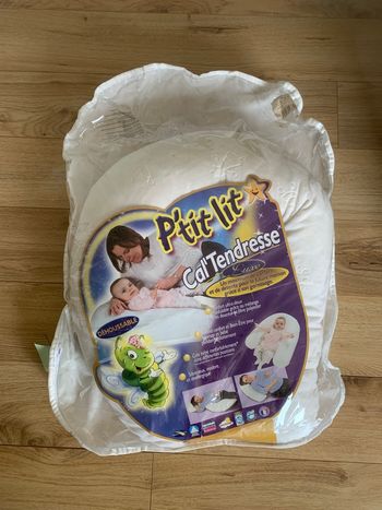 Coussin d’allaitement ou de grossesse P’tit lit dans sa housse de transport