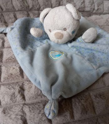 Doudou carré plat ours bleu et à pois - Écusson Poule- Mots d'enfants