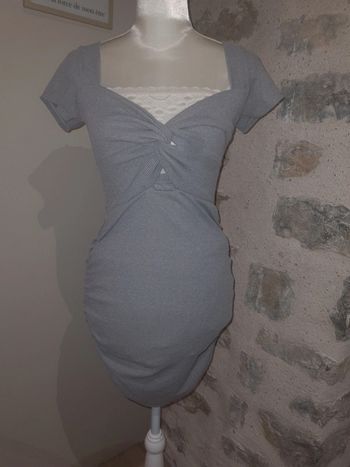 Robe près du corps grise croisé