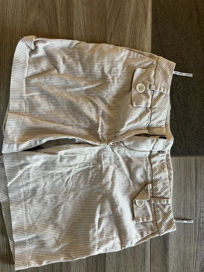 Short beige et blanc rayé