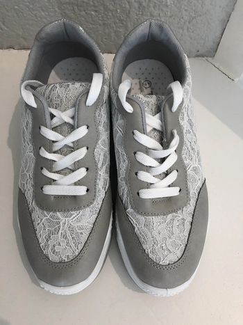 Baskets grises/blanches et dentelle « Tissaia » P 41 NEUVES