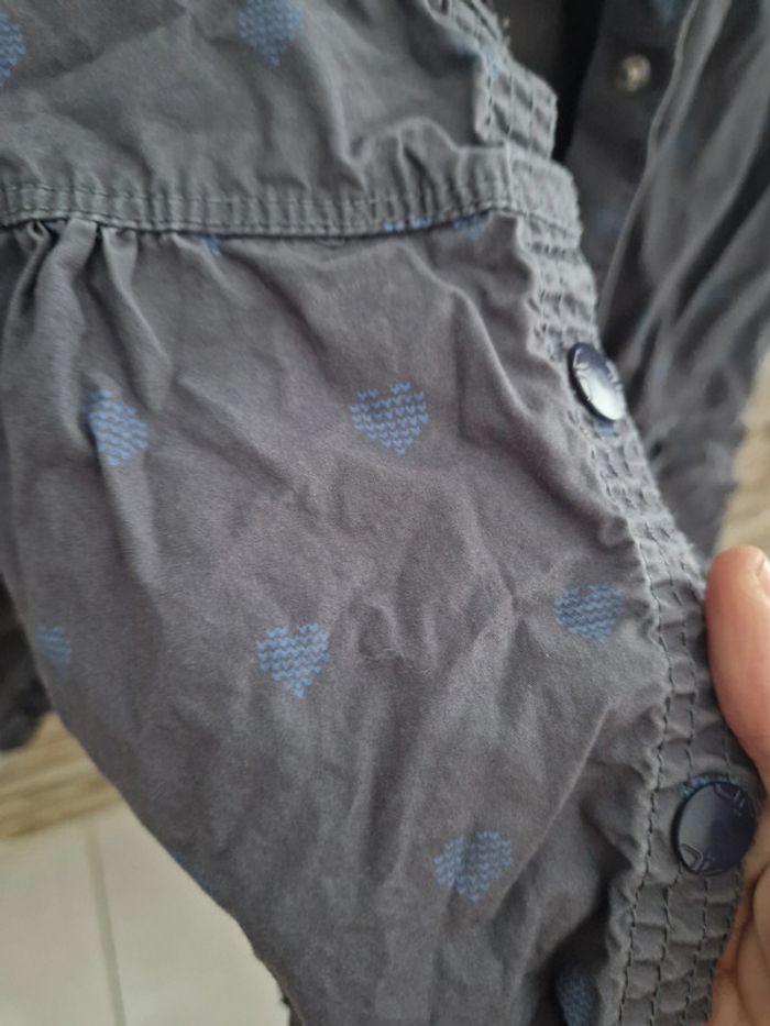 1 blouse tablier peinture dessin  gris avec motifs cœurs bleu taille -5 ans marque OKAIDI - photo numéro 4