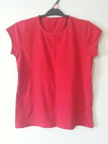 Tee-shirt rouge. Taille 34.