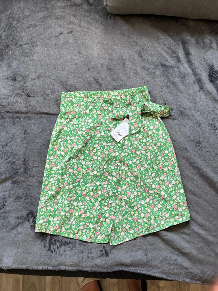 Jupe verte à fleurs, blanche, taille unique