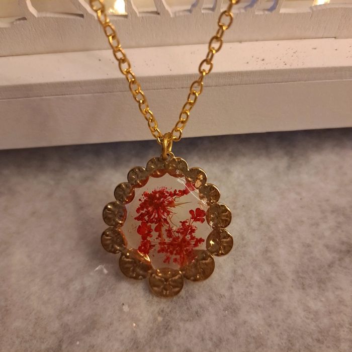 Collier avec pendentif en résine florale - photo numéro 5