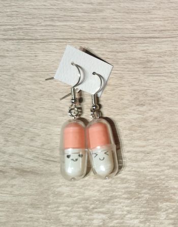 Pilules blanches et roses plastique en boucles d'oreilles