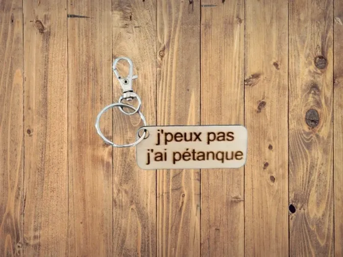 Porte-clés bois gravé  "J’peux pas j’ai pétanque"