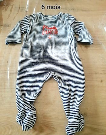 Pyjama tape à l'œil