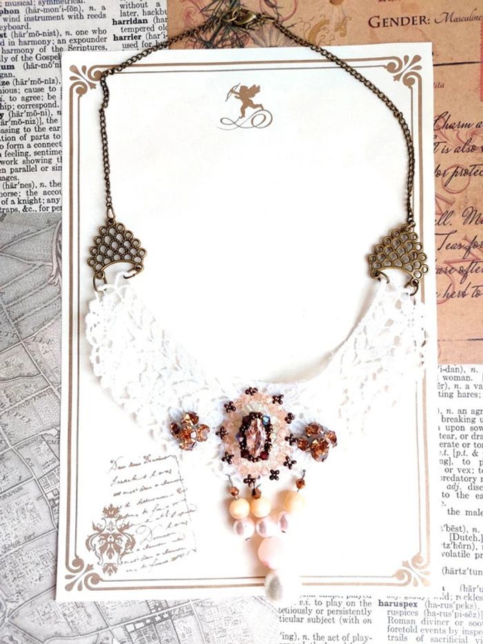 Magnifique collier style victorien broderie blanche