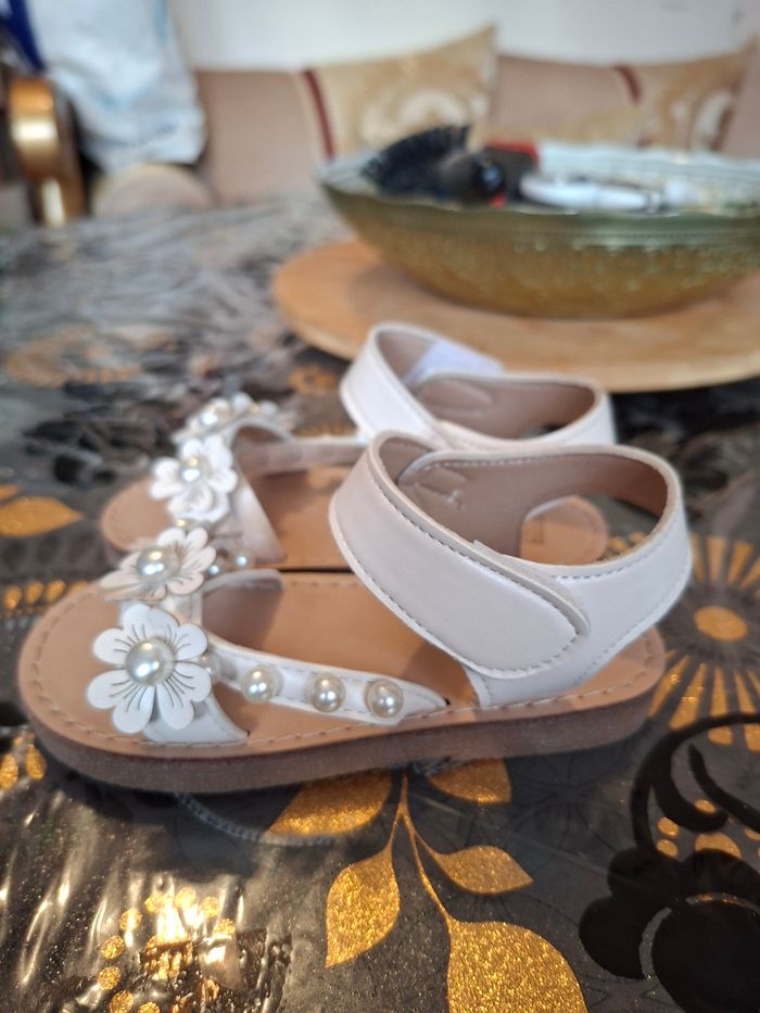 Sandalette fille neuf taille 27 beige prix 8 euro - photo numéro 2