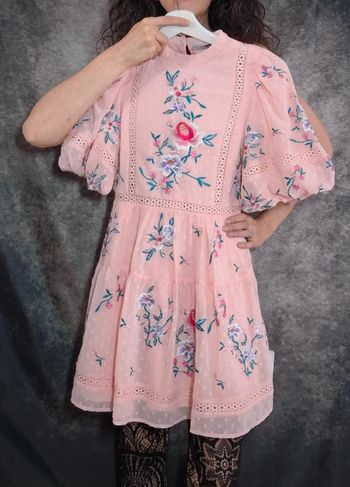 Robe rose broderie fleurs dentelle