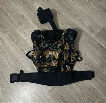 Porte bébé physiologique physiocarrier Love radius ( tigre)