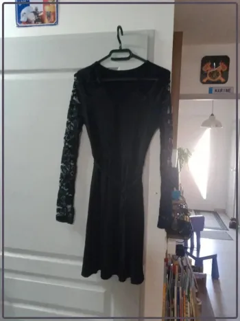 Robe noire, manches dentelle