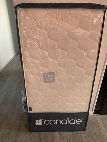 Matelas bébé + alaises kdo