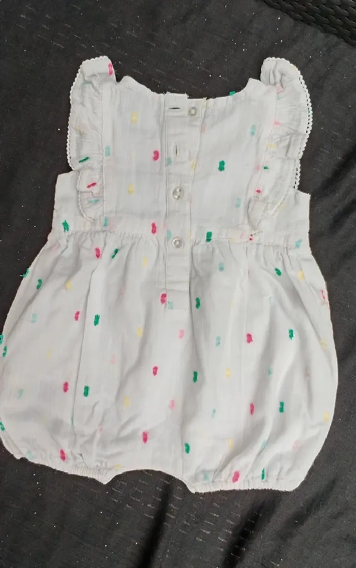 Barboteuse + chapeau bébé 3 mois Primark
Fille - photo numéro 2