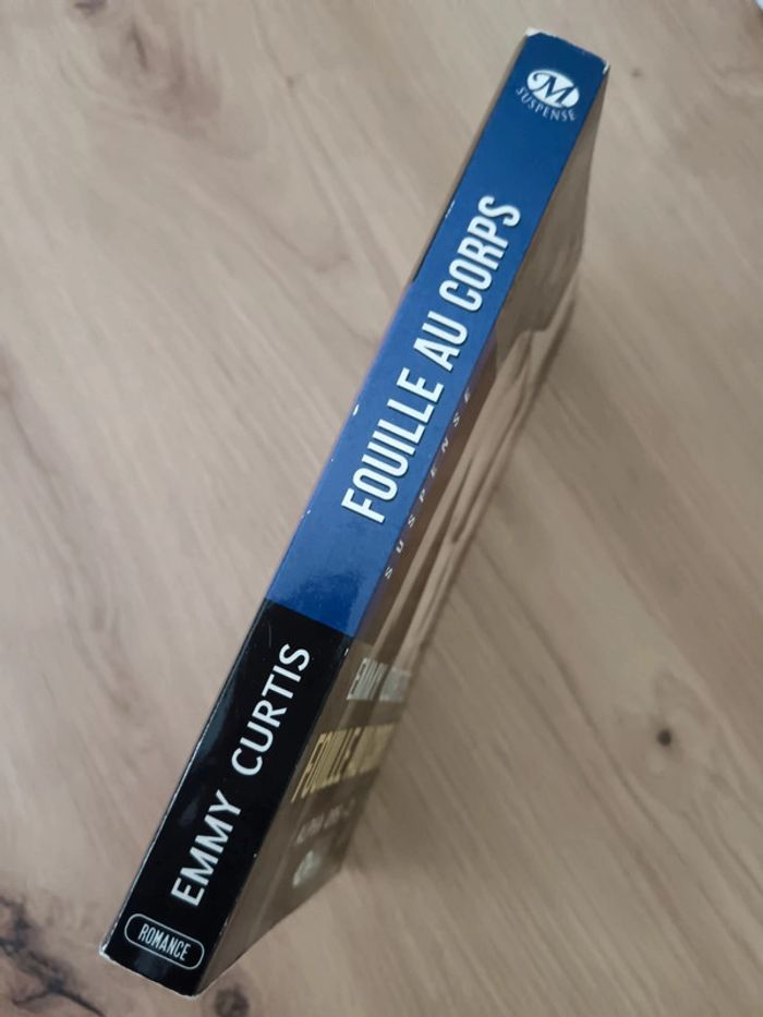 Emmy Curtis 🍀 Fouille au corps - photo numéro 3