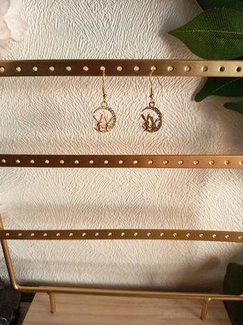 Boucles d’oreilles pendantes – Lune & lapins dorés
