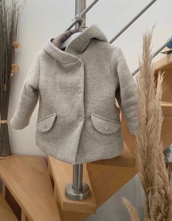 Joli manteau à chevrons et pompom blanc cassé crème