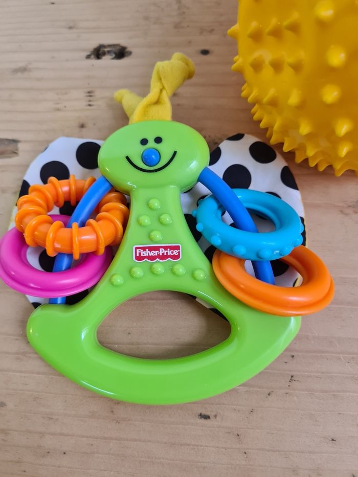 Lot 2 jouets d'éveil bébé balle sensorielle et hochet Fisherprice - photo numéro 2