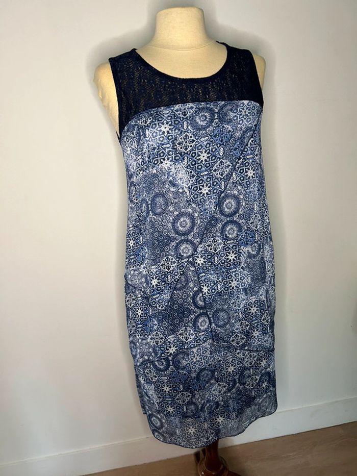 Robe bleue à motifs et dentelle