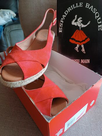 Chaussures ouvertes compensées neuves