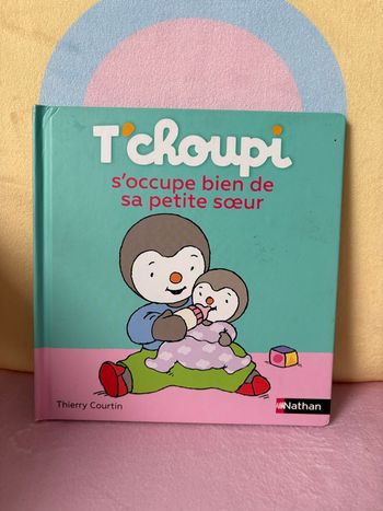 T’choupi s’occupe bien de sa petite sœur.