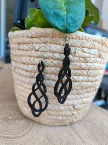 🖤 Boucles d’oreilles longues – Motif entrelacs noir