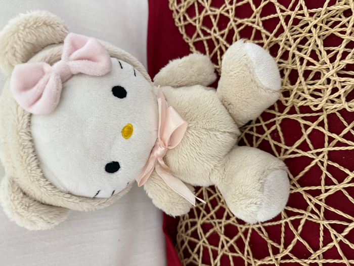 Doudou chat HELLO KITTY déguisé en ours blanc SANRIO