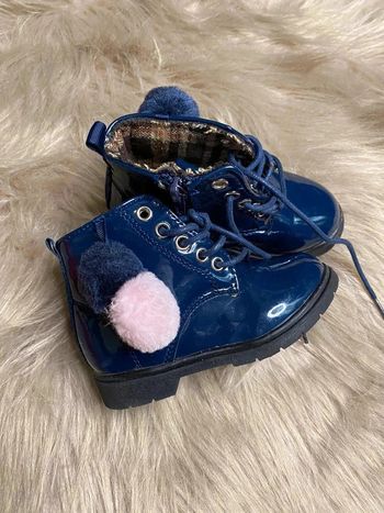 Bottines bleu vernies pompom