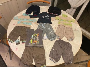 Lot de 4 ensemble de jogging plus trois taille six mois