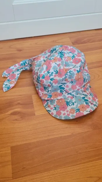 Casquette fille avec petites fleurs