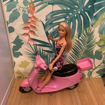Barbie et son scooter