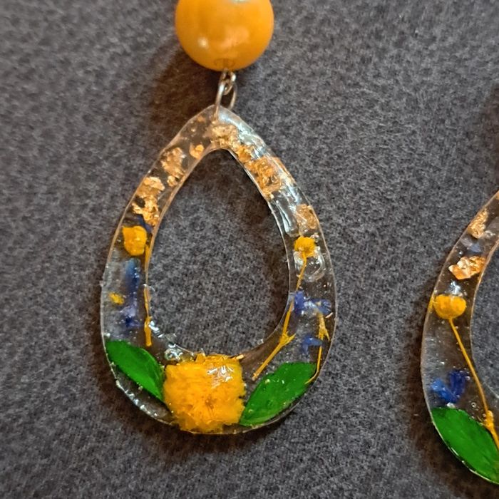 Boucles d'oreilles pendante en résine florale - photo numéro 11