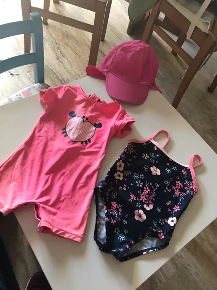 Maillot de bain et casquette 23 mois