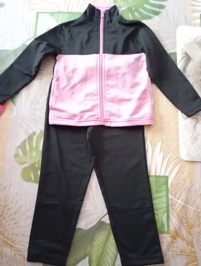 Lot de 2 survêtements neuf taille 4 ans (10 euros les 2)(314) - photo numéro 5