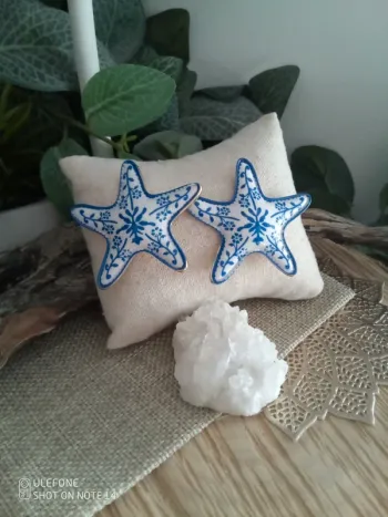 Boucles d'oreilles bohèmes étoiles de mer bleu et blanc
