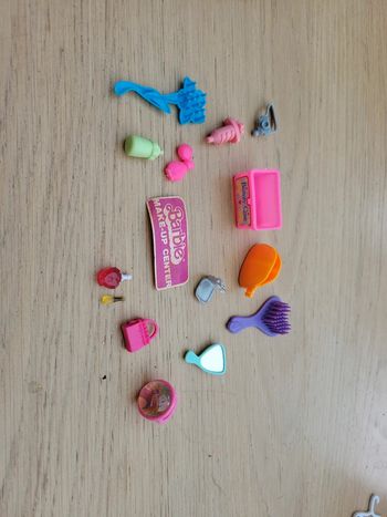 Lot accessoires pour poupée barbie divers dont parfum sac miroir santé etc