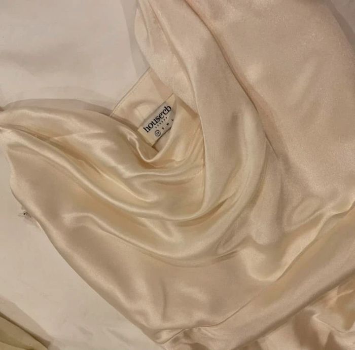 Robe en satin champagne house of cb - photo numéro 5