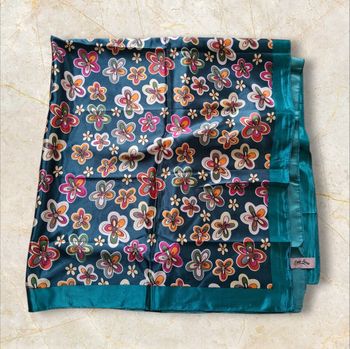Foulard carre vert  motifs fleurs vintage 