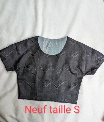 Top court - Crop top manches courtes taille S 36 noir neuf