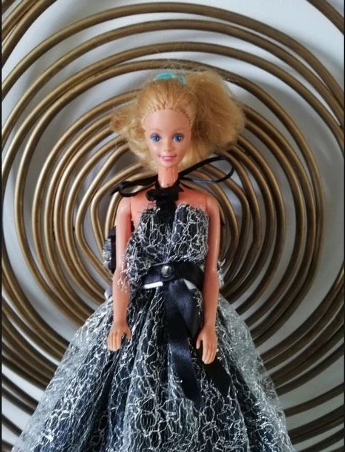 Barbie Vintage et sa robe de bal - photo numéro 2