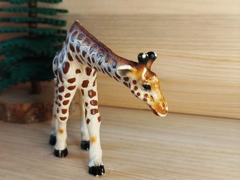 Schleich girafe mâle qui broute - Figurine animal de la savane