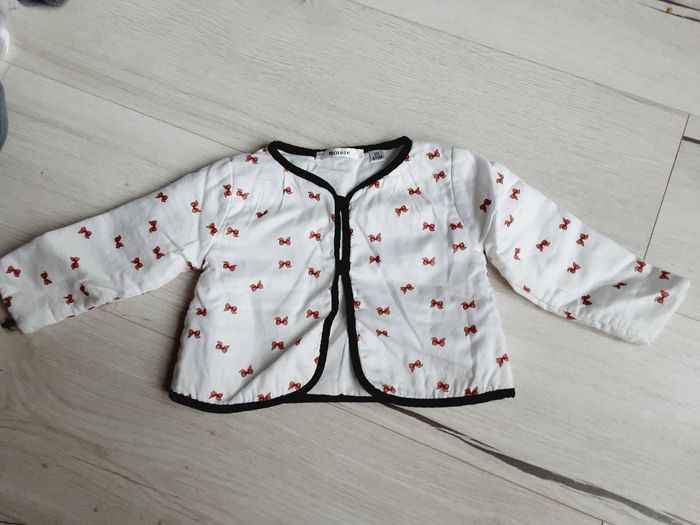Vêtement bébé fille gilet blanc motifs nœuds Marèse 6 mois
