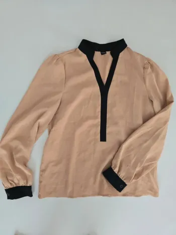 Chemisier beige et noir