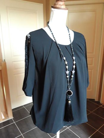 Blouse noire manches ajourées dentelle