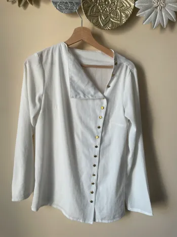 Blouse blanche boutons dorés
