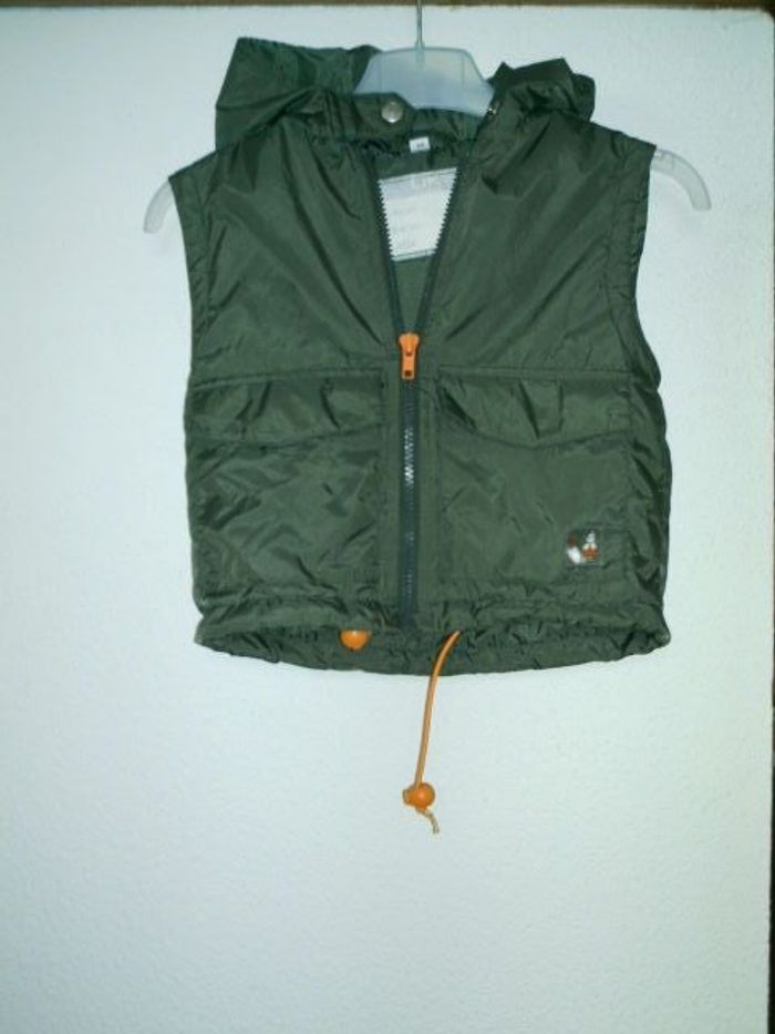 Doudoune OKAIDI légère sans manches kaki 4 ans TBE