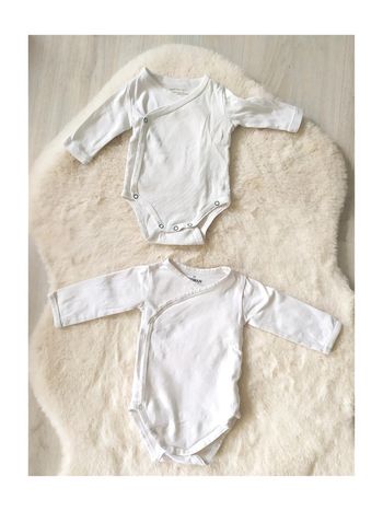 Lot de 2 bodys blancs unisexes manches longues ouverture cache-coeur 1 mois