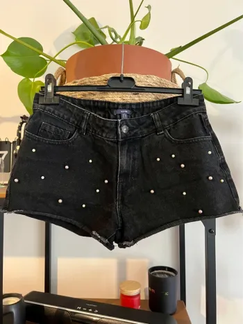 Short en jean noir avec perle